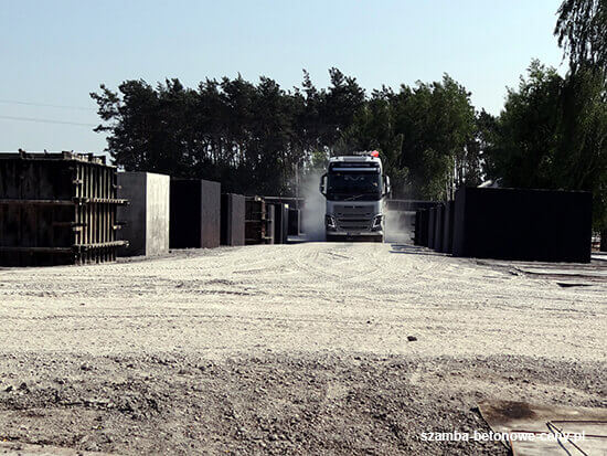 Szamba betonowe Śmigiel - załadunek zbiornika na transport